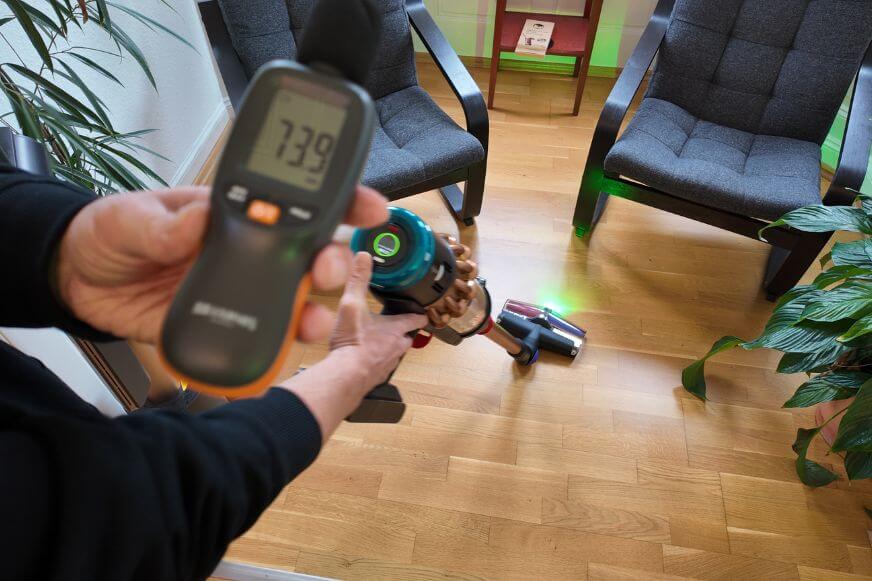 Die Lautstärke des Dyson V16 Piston Animal Subamrine wird im Test gemessen und zeigt auf dem Messgerät im Saugtest 73 dB an. 